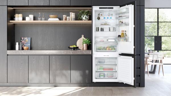 Siemens KB96NADD0G Integrated 70cm Frost Free Fridge Freezer with SoftClose Hinge 